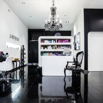 Entrada al salón de peluqueria y belleza. Recepción para dar la bienvenida al cliente