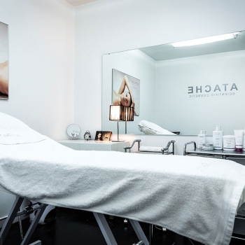 Contamos con varias cabinas para belleza donde realizamos tratamiento facial y corporal. Una zona de bienestar